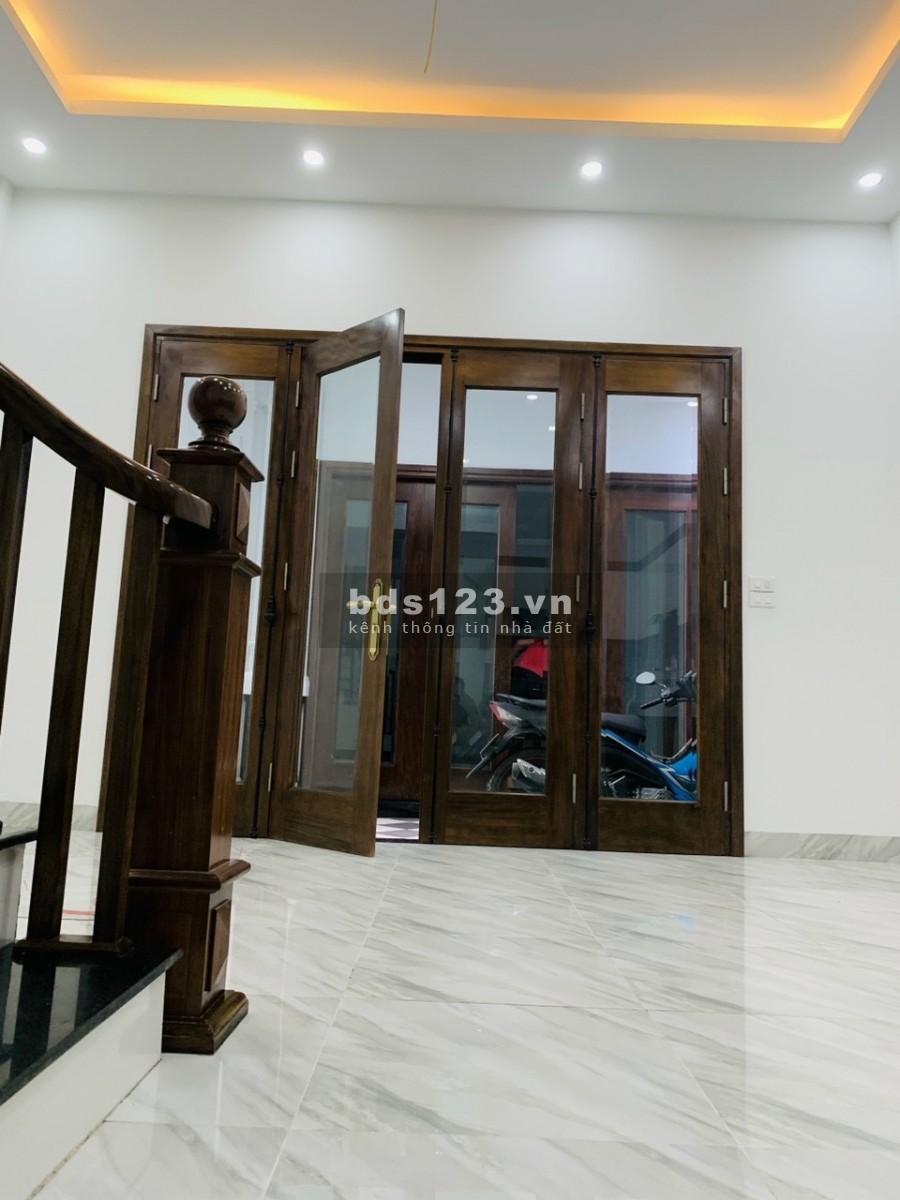 Bán nhà nguyên căn. Villa ngay cạnh BigC Long Biên, thiết kế 5 tầng đúc, lhcc