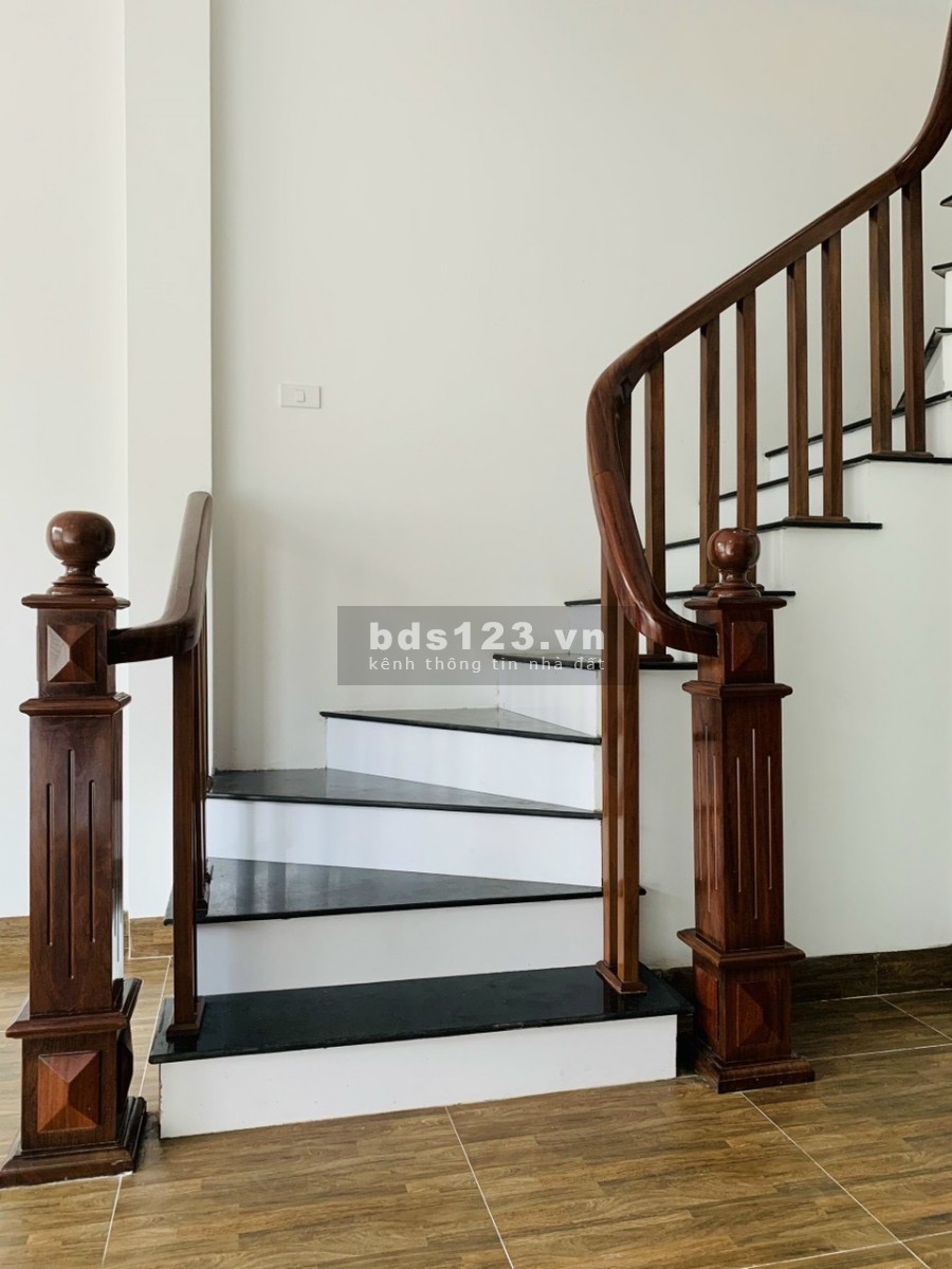 Bán nhà nguyên căn. Villa ngay cạnh BigC Long Biên, thiết kế 5 tầng đúc, lhcc