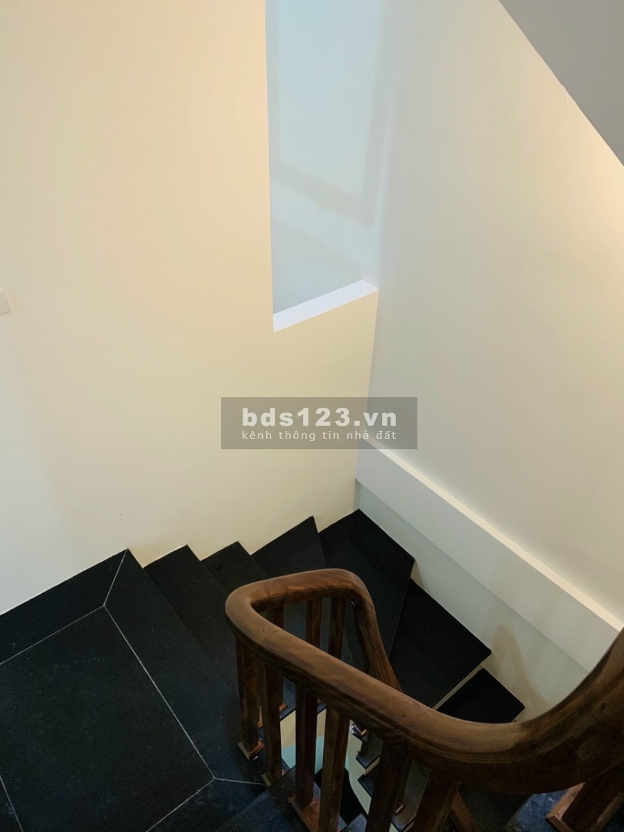 Bán nhà nguyên căn. Villa ngay cạnh BigC Long Biên, thiết kế 5 tầng đúc, lhcc