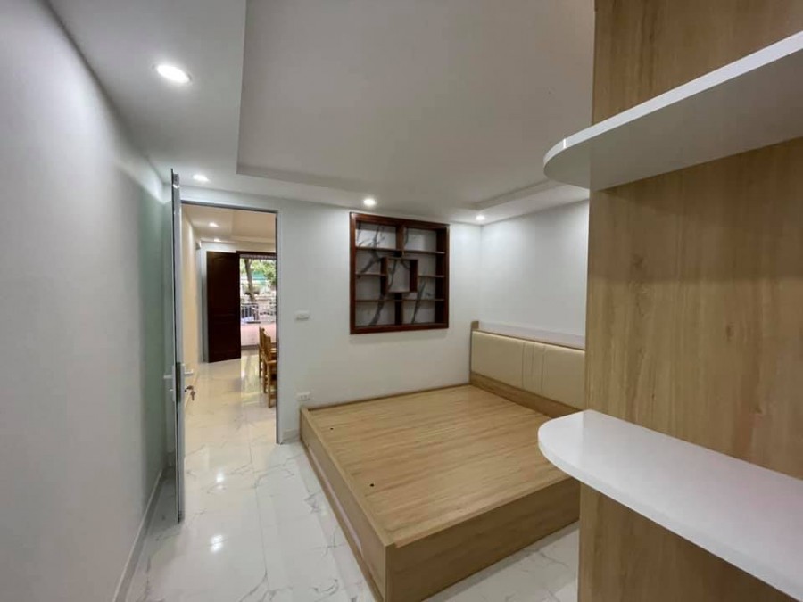 Chủ Nhà Nhờ Bán Hộ Tập Thể Nguyên Hồng T1 ô tô kinh doanh dt 70m2 giá 2 tỷ 2 lh 0962296916.