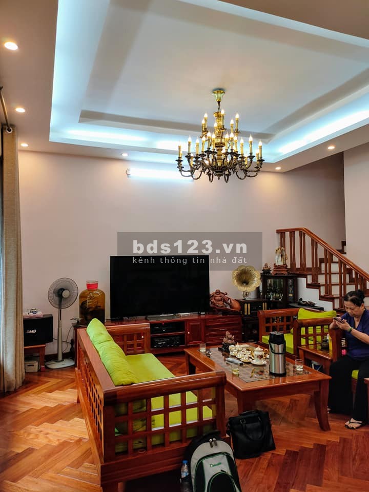 Nhà đẹp lô góc kinh doanh tại Ngọc Lâm Long Biên, đt 70m2 5 tầng, mt 7.5m, giá bán 8.9 tỷ