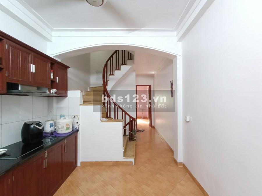 Bán nhà gần hồ Vĩnh Hoàng ngõ trước 3m, mt 3.6 dt 37m2, 4.5 tầng, giá bán 2.68 tỷ