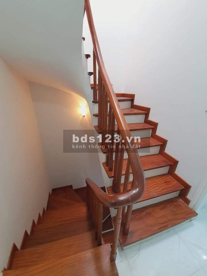 Bán nhà Dịch Vọng Hậu, diện tích 35m2, mặt tiền 3.5m, giá bán chỉ 3 tỷ