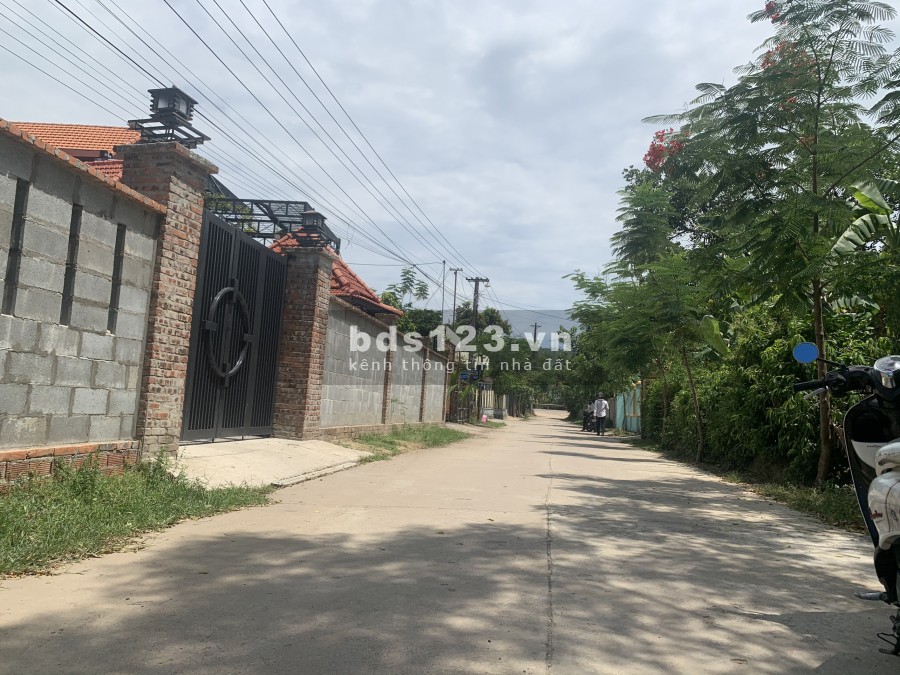 Bán sỉ 4 lô góc diện tích sử dụng 385m2 gần chợ cách quốc lộ 50m giá 2ty150