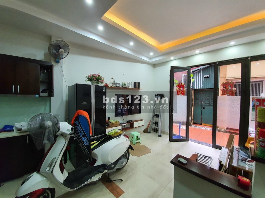 Cần bán nhà Nguyễn Văn Cừ 42m2 , ngõ thông Ngọc Lâm, ô tô đỗ cổng