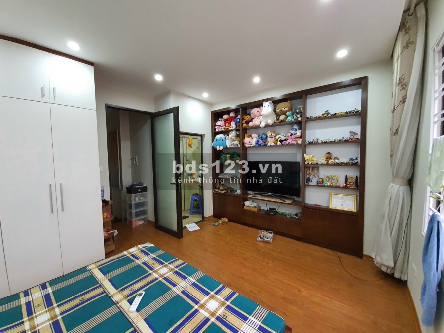 Cần bán nhà Nguyễn Văn Cừ 42m2 , ngõ thông Ngọc Lâm, ô tô đỗ cổng