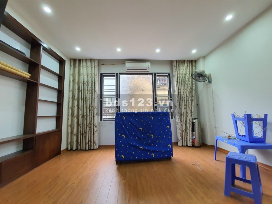 Cần bán nhà Nguyễn Văn Cừ 42m2 , ngõ thông Ngọc Lâm, ô tô đỗ cổng