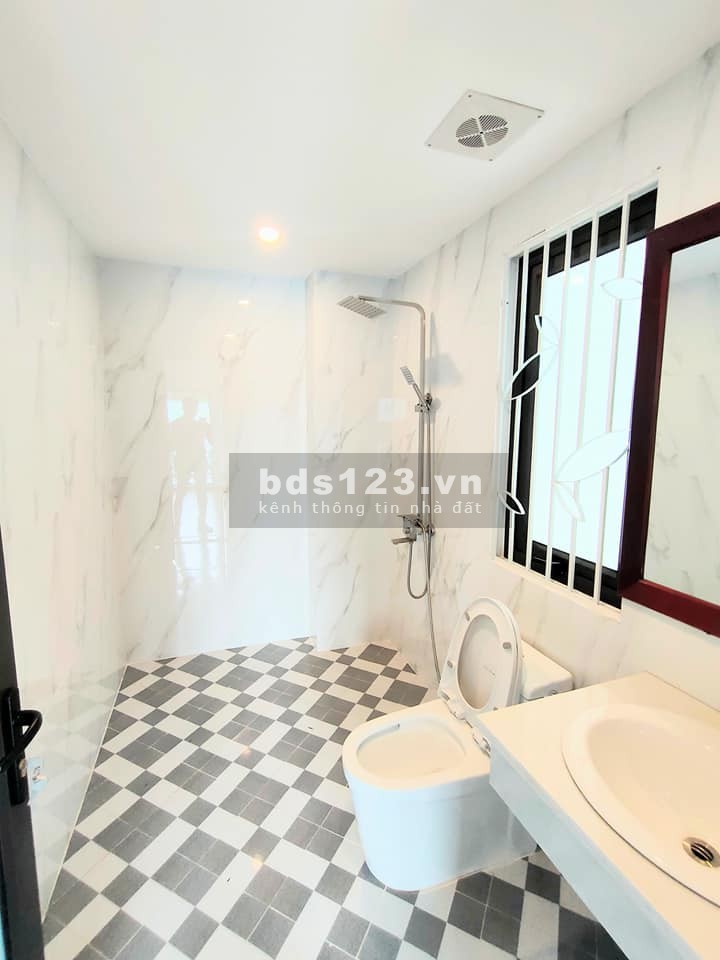 Bán nhà Đức Giang, Long Biên, xe 16 chỗ đổ cửa, dt 45m2, 5 tầng, mt 4.5m, giá chỉ hơn 3 tỷ