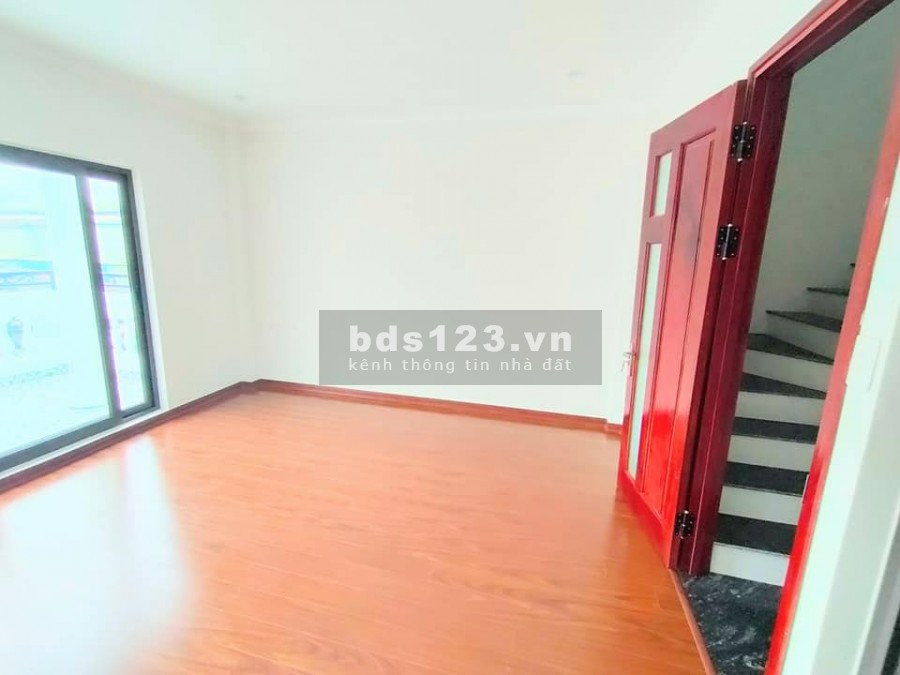 Bán nhà Đức Giang, Long Biên, xe 16 chỗ đổ cửa, dt 45m2, 5 tầng, mt 4.5m, giá chỉ hơn 3 tỷ