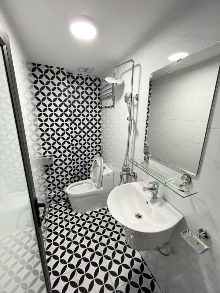 Bán nhà nguyên căn ngõ 80 Chùa Láng, Đống Đa, hướng hồ, nhà còn mới, dt 35m2, giá 2.7 tỷ