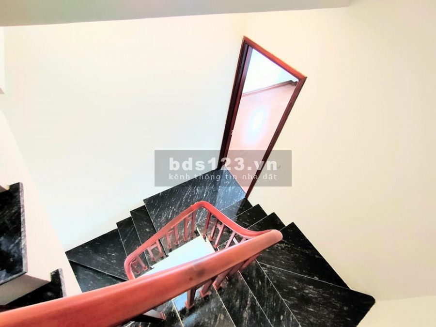 Bán nhà Đức Giang, Long Biên, xe 16 chỗ đổ cửa, dt 45m2, 5 tầng, mt 4.5m, giá chỉ hơn 3 tỷ