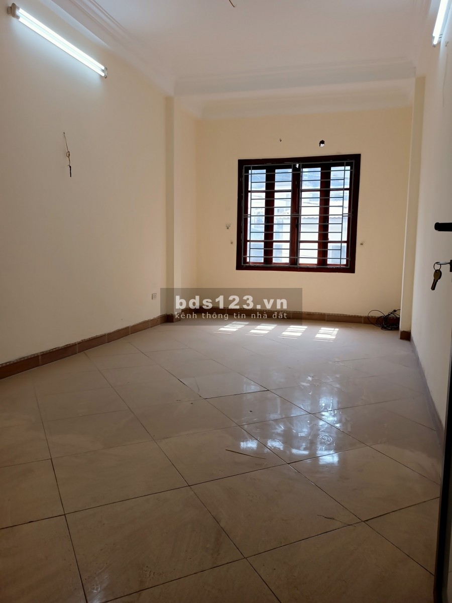 Cần bán nhà mặt phố Nguyễn Chính Hoàng Mai, diện tích 55m2, giá 6x tỷ kinh doanh