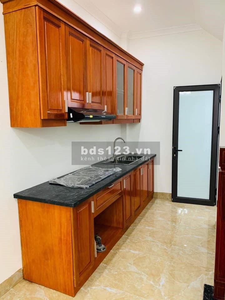 Cần bán gấp nhà phố Tư Đình nhà đẹp mới tinh dt 39.6m2, 5 tầng giá hơn 3 tỷ