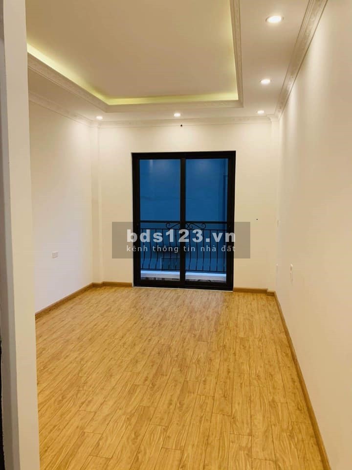 Cần bán gấp nhà phố Tư Đình nhà đẹp mới tinh dt 39.6m2, 5 tầng giá hơn 3 tỷ