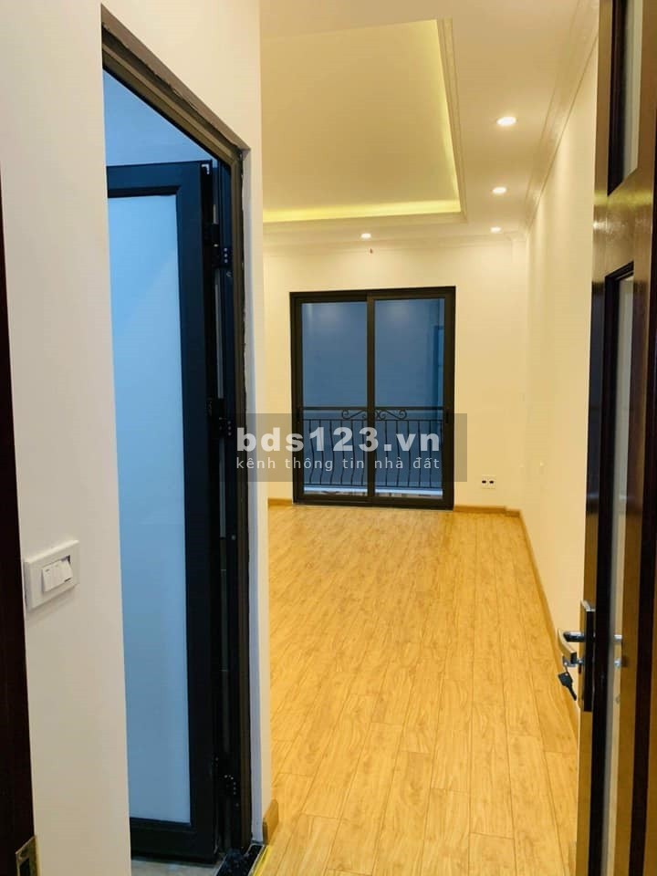 Cần bán gấp nhà phố Tư Đình nhà đẹp mới tinh dt 39.6m2, 5 tầng giá hơn 3 tỷ