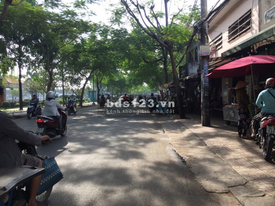 Bán nhà Gần Công viên Tầm Vu,Quận Bình Thạnh ,Giá rẻ, dt 5x9, 4 lầu,4 PN