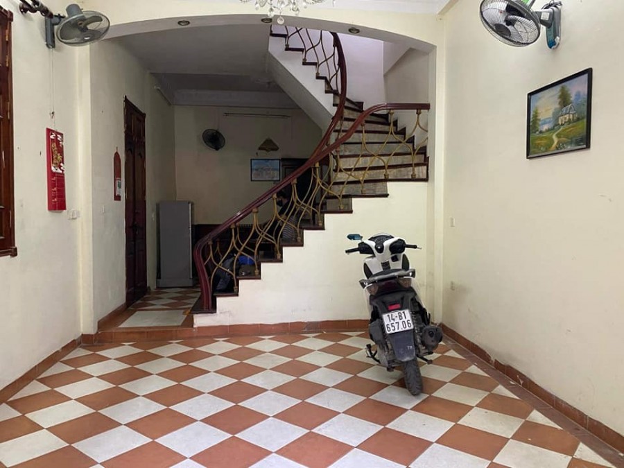 Bán nhà Cầu Giấy dt 50m 4 tầng mt 5.5m giá 3.7 tỉ ngõ 3 gác cực hiếm ngay gần ngã tư NVH