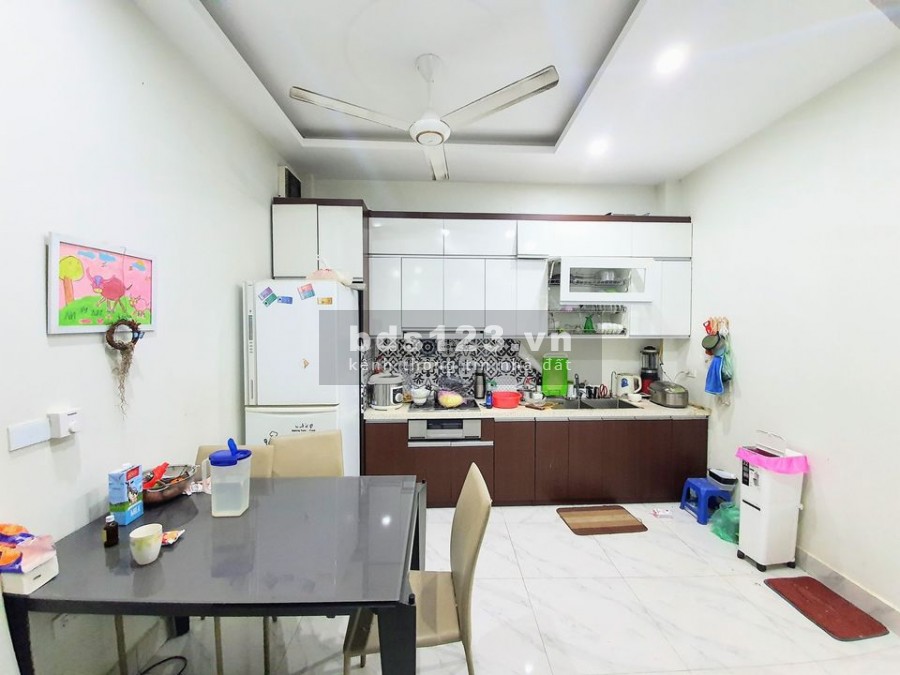 Cần bán nhà Lạc Long Quân, Tây Hồ diện tích sử dụng 40m2, 5 tầng, giá bán nhanh 4,5 tỷ