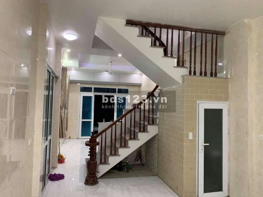 Bán nhà mặt phố Yên nghĩa, lô góc ô tô tránh, diện tích 50m2 chủ tự xây 3 tầng, giá 2.65 tỷ, lhcc
