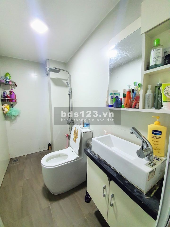 Cần bán nhà Lạc Long Quân, Tây Hồ diện tích sử dụng 40m2, 5 tầng, giá bán nhanh 4,5 tỷ