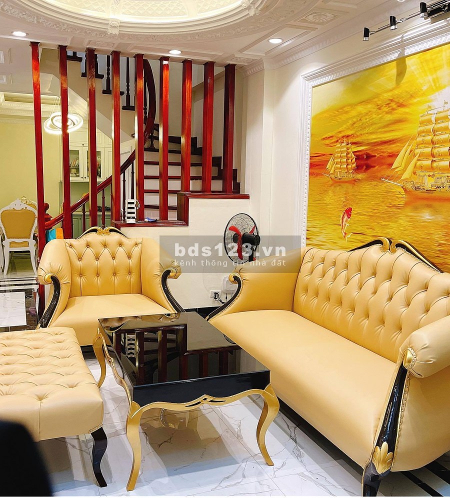 Bán nhanh nhà nguyên căn mới đẹp, phố Ngọc Thuỵ, ô tô đỗ cổng 40m2, mt 5m, giá 3.3 tỷ