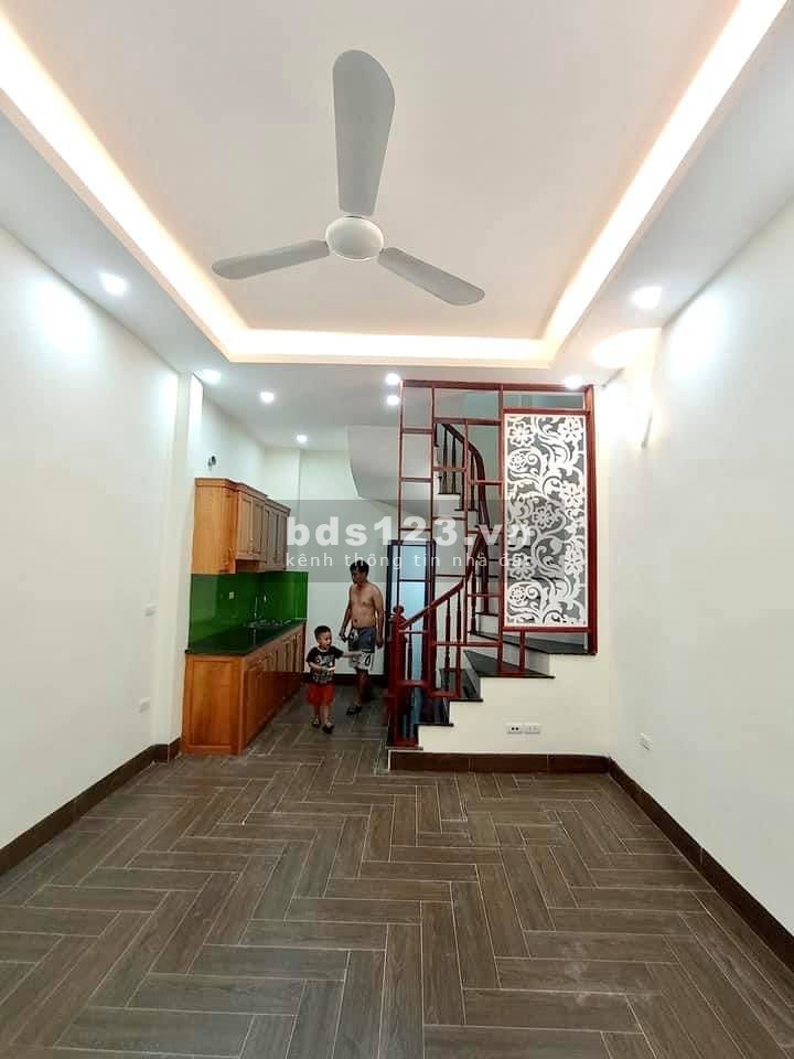Bán nhà nguyên căn chính chủ ngay ngã Tư Sở dt 45.5m2, mặt tiền 8m, giá 4.45 tỷ, lhcc