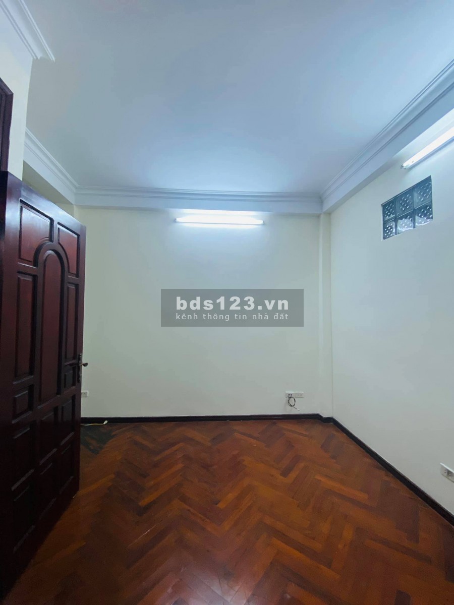 Bán nhà Trần Khát Chân, ngõ thẳng tấp 3 gác ra vào thoải mái, dt 30m2, giá nhỉnh 2 tỷ