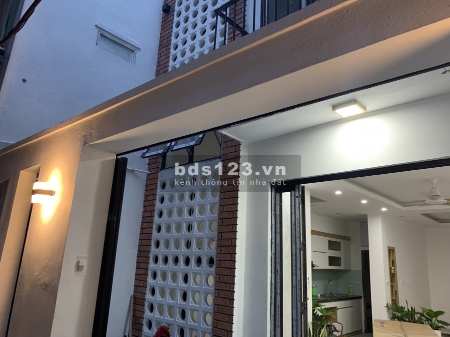 Bán nhà hàng xóm Ciputra Ô tô vào nhà gần uỷ ban Quận Tây Hồ giá bán 5,5 tỷ, 5 tầng