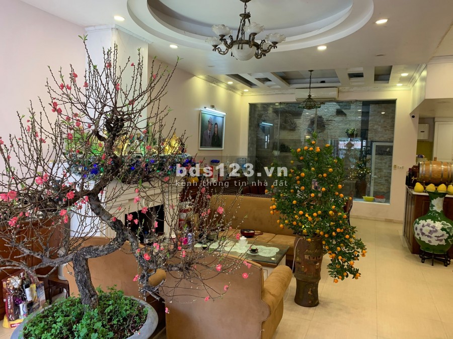 Bán nhà hàng xóm Ciputra Ô tô vào nhà gần uỷ ban Quận Tây Hồ giá bán 5,5 tỷ, 5 tầng