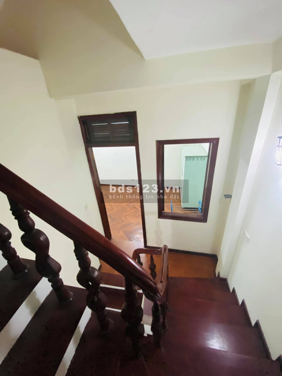 Bán nhà Trần Khát Chân, ngõ thẳng tấp 3 gác ra vào thoải mái, dt 30m2, giá nhỉnh 2 tỷ