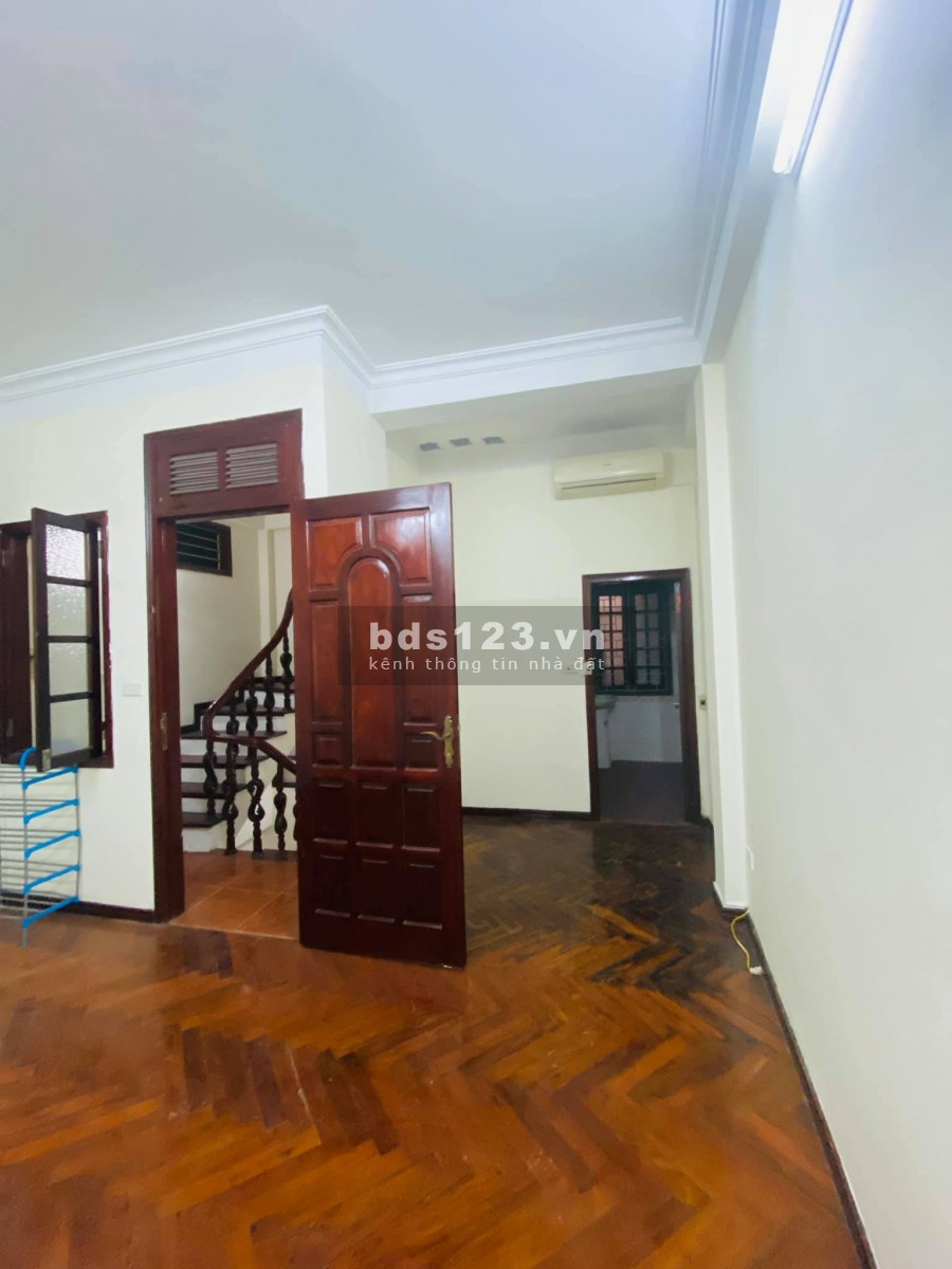 Bán nhà Trần Khát Chân, ngõ thẳng tấp 3 gác ra vào thoải mái, dt 30m2, giá nhỉnh 2 tỷ