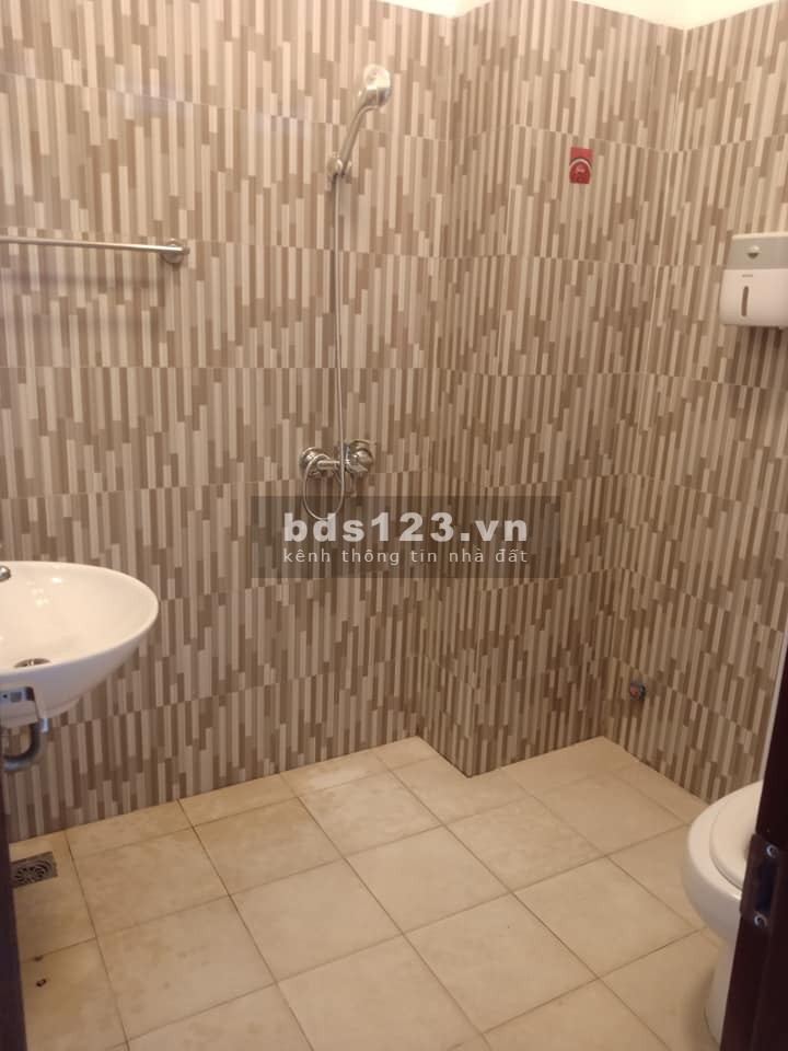 Bán nhà Lương Yên Quận Hai Bà Trưng, dt 65m2, 5 tầng, giá 7 tỷ, lô góc 2 mặt ngõ kinh doanh