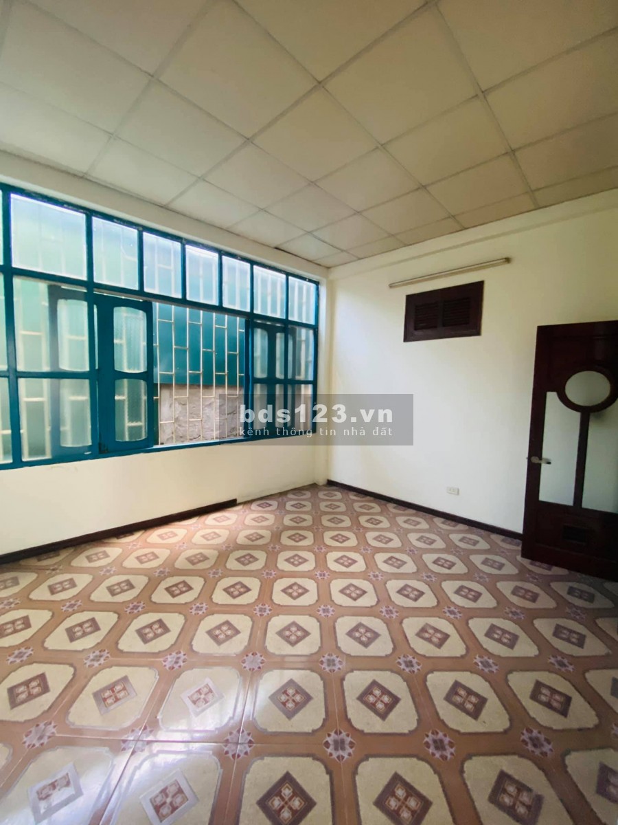 Bán nhà Trần Khát Chân, ngõ thẳng tấp 3 gác ra vào thoải mái, dt 30m2, giá nhỉnh 2 tỷ