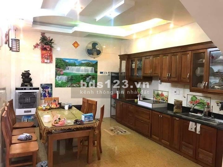 Bán nhà ngõ phố Vương Thừa Vũ, diện tích 40m2, mặt tiền 4m, 4 tầng, giá bán 2,8 tỷ.