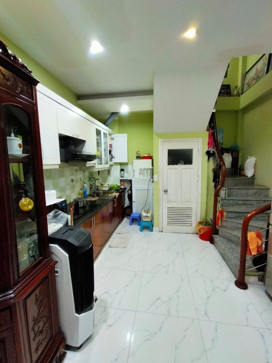 Bán nhà phố Nguyễn Lương Bằng, Đống Đa, dt 3m2^5 tầng, mặt tiền 6m, ô tô gửi, chỉ hơn 3 tỷ