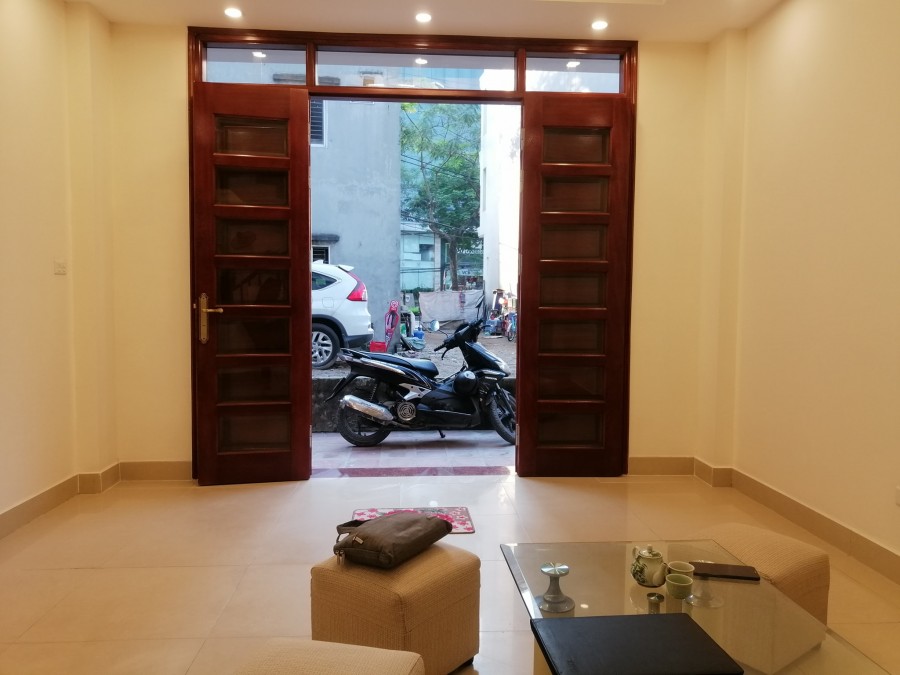 Bán nhà nguyên căn Lạc Long Quân, view Hồ Tây, ngõ nông rộng thẳng, 10 ra mặt phố