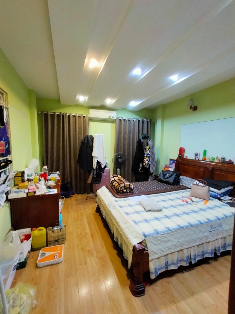 Bán nhà phố Nguyễn Lương Bằng, Đống Đa, dt 3m2^5 tầng, mặt tiền 6m, ô tô gửi, chỉ hơn 3 tỷ