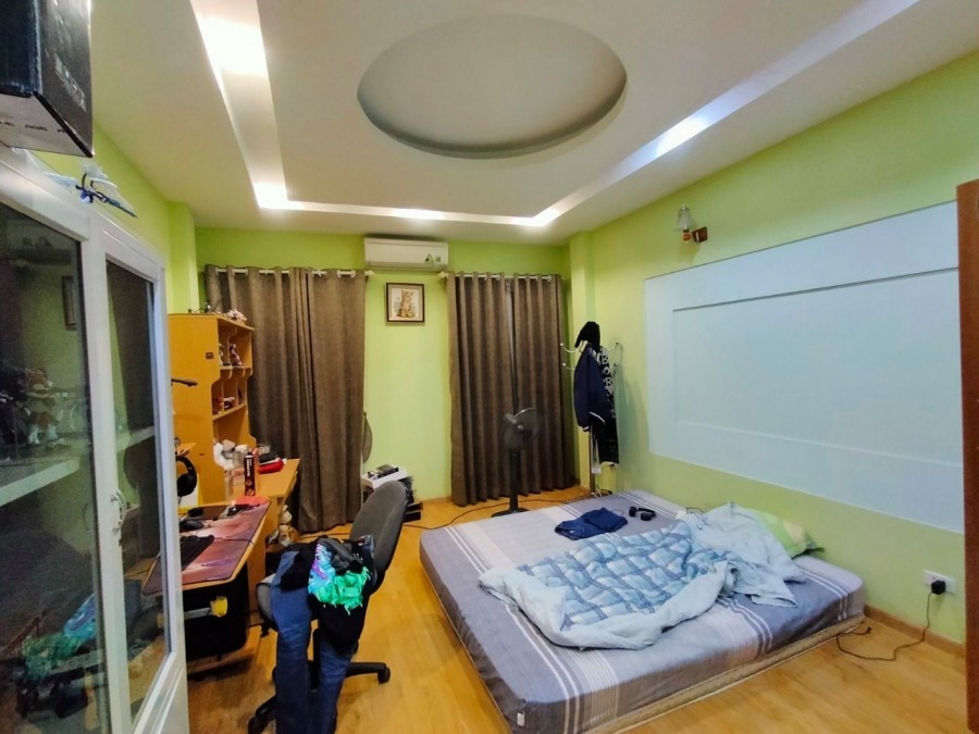 Bán nhà phố Nguyễn Lương Bằng, Đống Đa, dt 3m2^5 tầng, mặt tiền 6m, ô tô gửi, chỉ hơn 3 tỷ