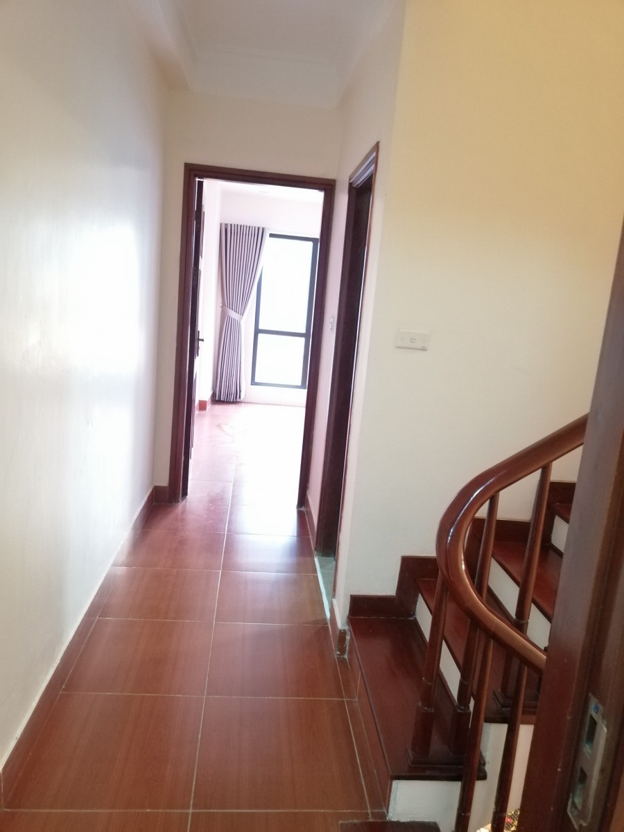 Bán nhà nguyên căn Lạc Long Quân, view Hồ Tây, ngõ nông rộng thẳng, 10 ra mặt phố