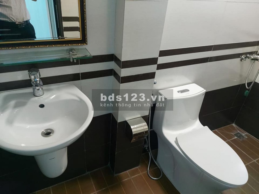 Nhà mới xây có thang máy phố Trường Lâm, Long Biên, ô tô vào nhà, dt 74m2, 5 tầng, giá 6,3 tỷ