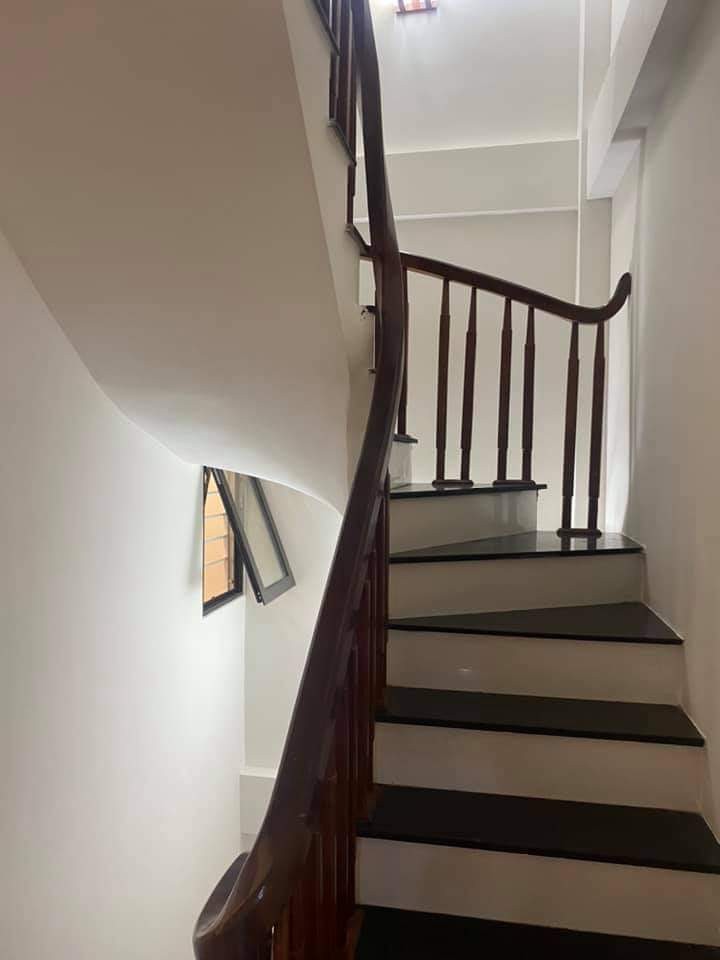 Bán gấp nhà phố Vĩnh Hưng, dt 40m2, 5 tầng, vị trí đẹp, ngõ rộng, thoáng. Giá 3.7 tỷ