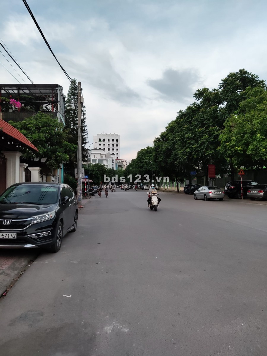 Đất đường thông, mặt tiền rộng, ô tô vào, phố Ái Mộ, Quận Long Biên, dt 39m2, giá 3.3 tỷ.