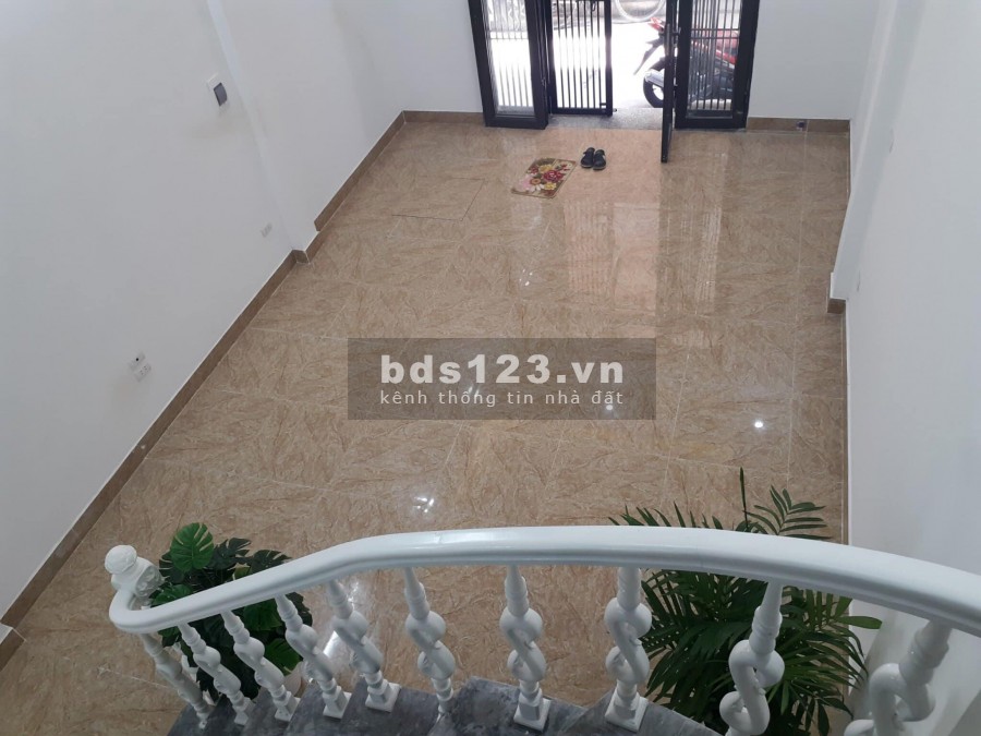Ngõ 122 Kim Giang, 4 tầng diện tích sử dụng 40m2 ô tô đỗ cửa, giá bán 3.3 tỷ, lh 0918120568