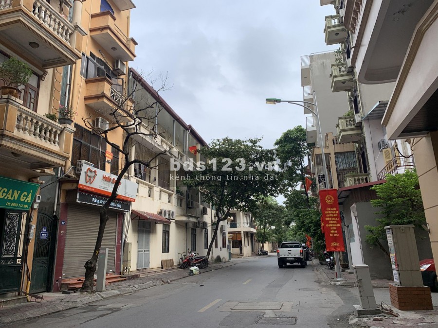 Bán nhà phố Hoàng Sâm, phù hợp để ở và kinh doanh, gần công viên Nghĩa Đô