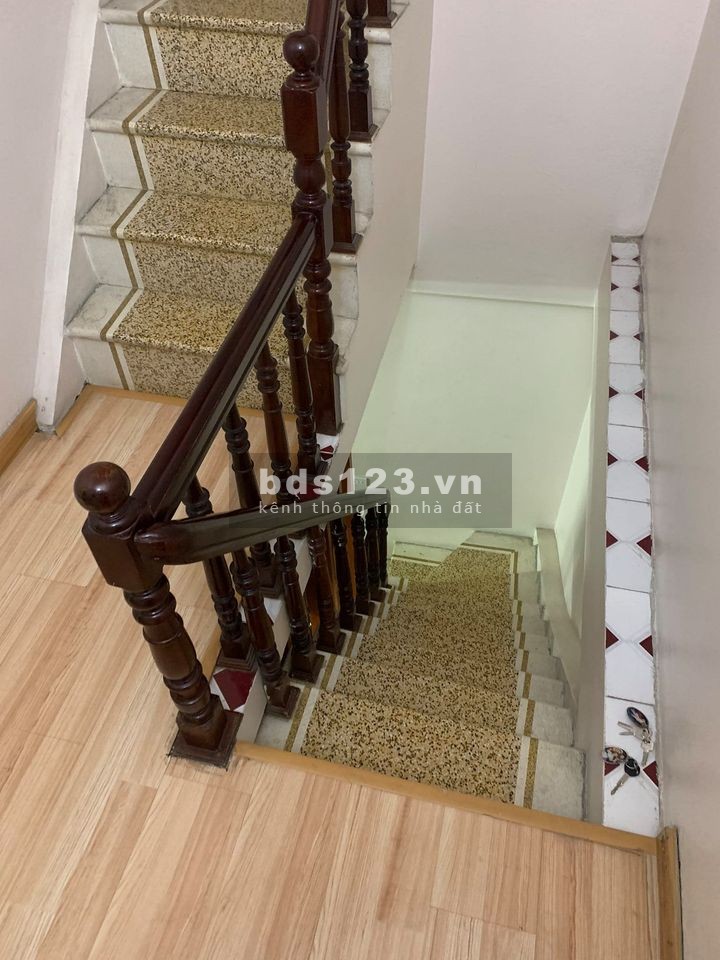 Bán nhà nguyên căn Bạch Mai gần phố ngõ ba bác giá bán 2.5 tỷ, đúc 5 tầng kiên cố
