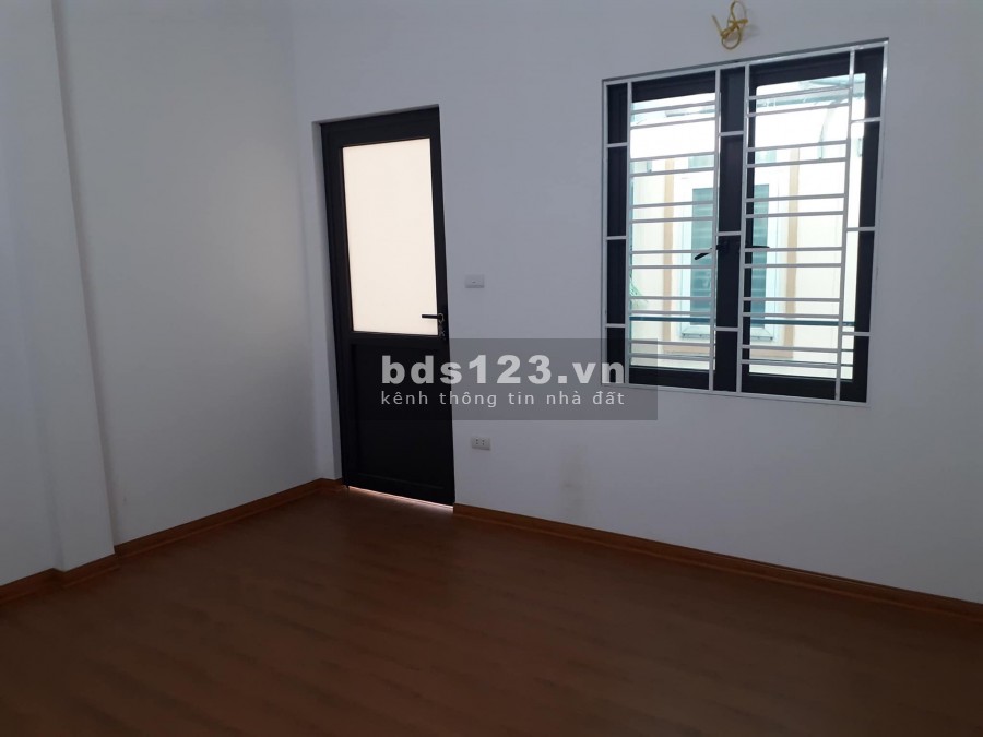 Ngõ 122 Kim Giang, 4 tầng diện tích sử dụng 40m2 ô tô đỗ cửa, giá bán 3.3 tỷ, lh 0918120568