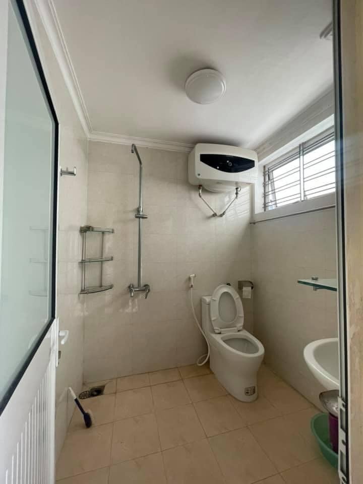 Bán nhà phố Bạch Mai, dt 42m2, mt 4m, 3 phòng ngủ, gần phố giá bán 3.3 tỷ lh 0394357733.