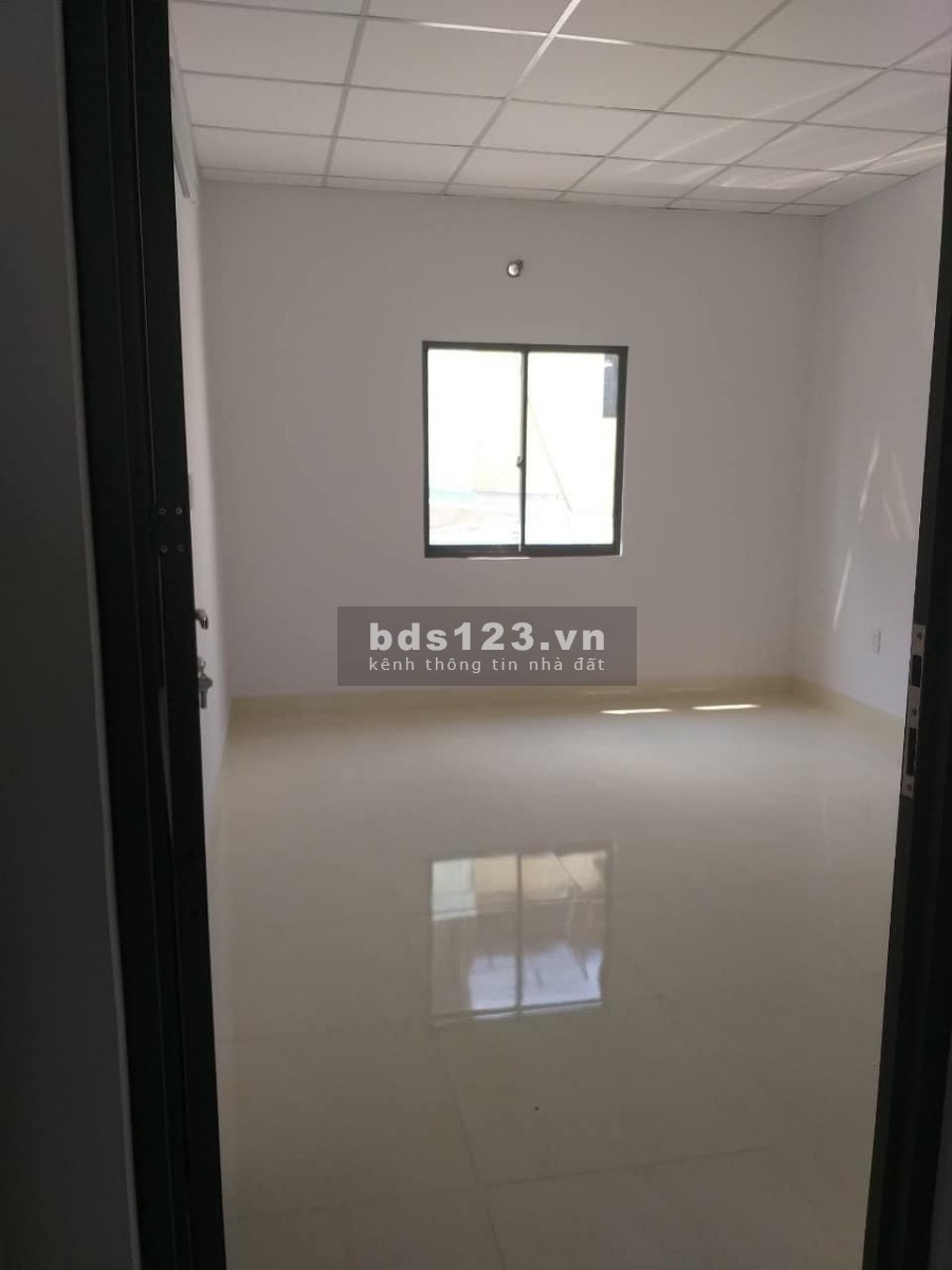Bán Nhà Giá Rẻ Lạc Long Quân diện tích 114m2 2 tầng sổ hồng riêng, giá chỉ với 4.35 tỷ