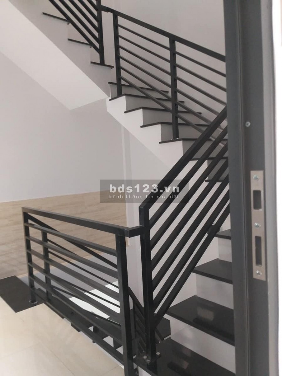 Bán Nhà Giá Rẻ Lạc Long Quân diện tích 114m2 2 tầng sổ hồng riêng, giá chỉ với 4.35 tỷ
