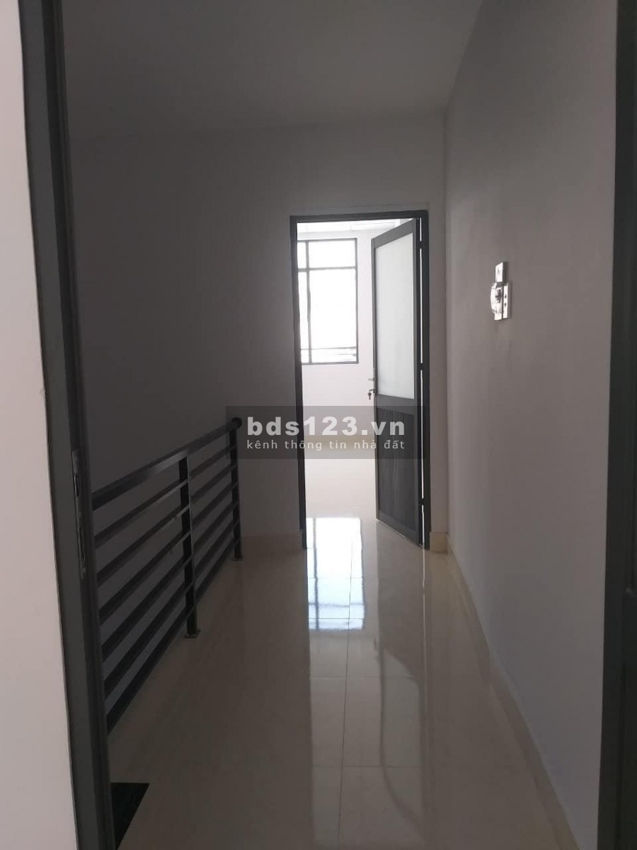 Bán Nhà Giá Rẻ Lạc Long Quân diện tích 114m2 2 tầng sổ hồng riêng, giá chỉ với 4.35 tỷ